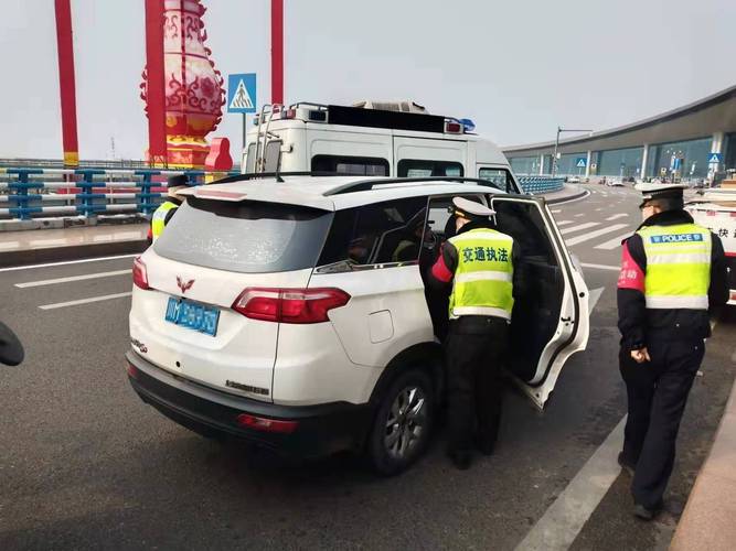 队员根据《重庆市巡游出租汽车经营服务管理规定》第四十五条之规定