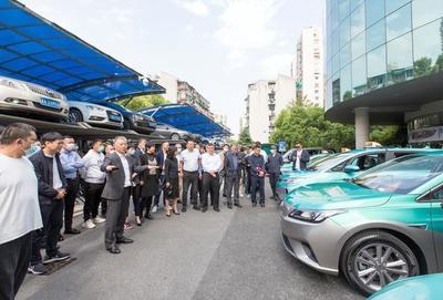 杭州首批出租车“油改电”领到每车3万元补贴